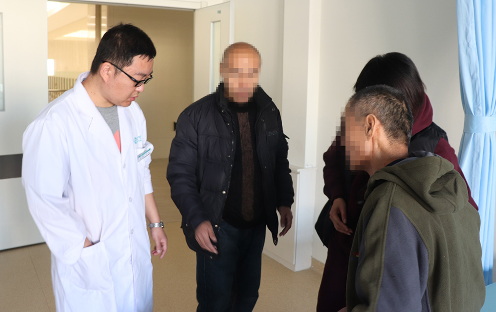 康復(fù)治療70天，偏癱患者步行出院！(圖1)